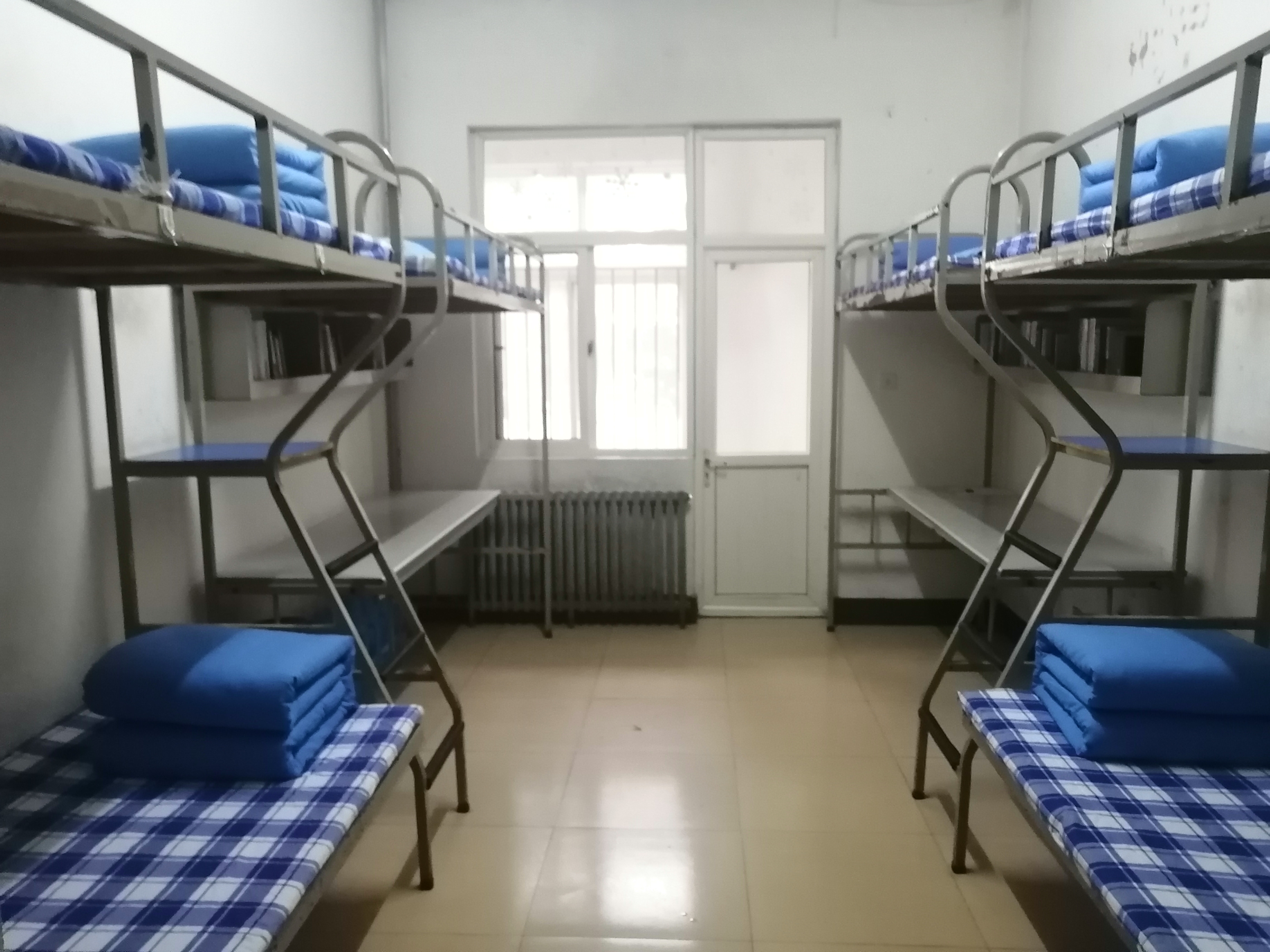 辅导员们深入所属三栋学生公寓楼,查看了学生们宿舍内务环境,了解学生