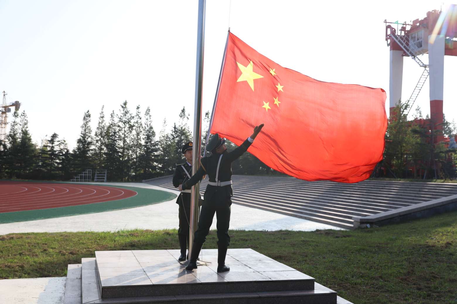 校团委举行升旗仪式纪念五四运动100周年