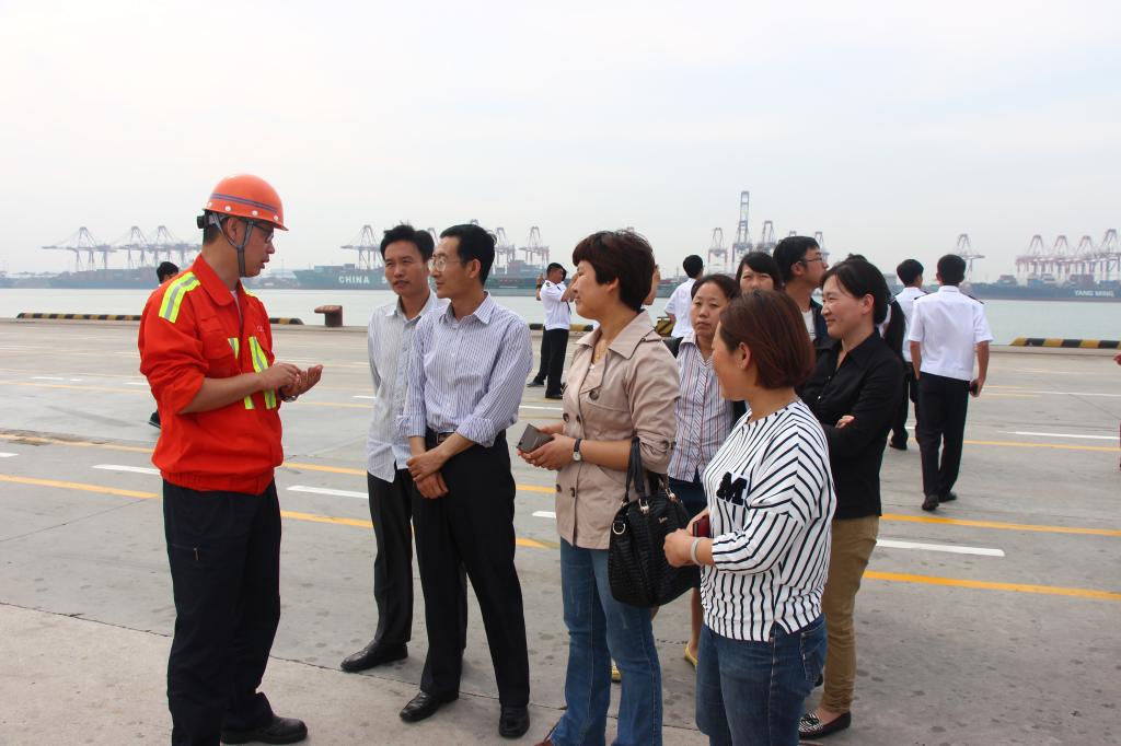 图2:老师们与港口工作人员交流