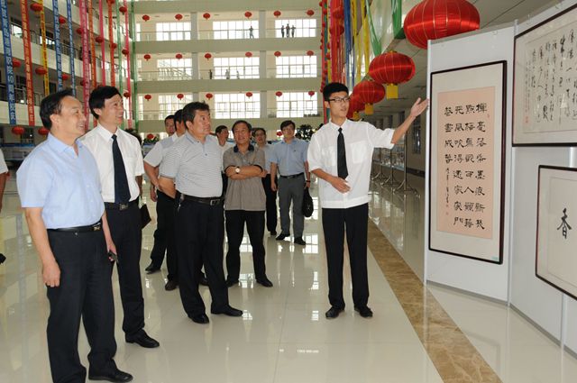 参观学生作品展