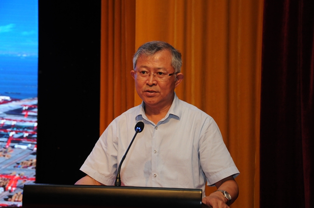 山东交通学院孙云早副院长(兼山东省交通与物流协会会长、山东省校企合作促进会副会长),代表院校成员单位讲话