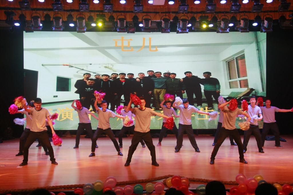 (图5:学生干部热舞送祝福)
